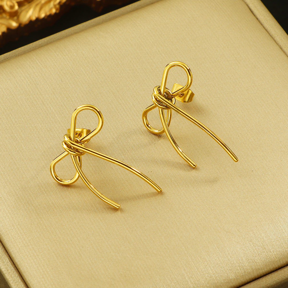 Thin Bow Dangle Stud