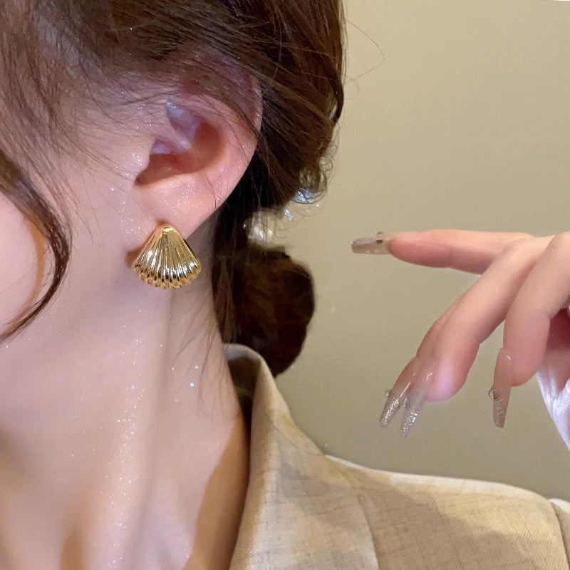 Oversized Shell Stud